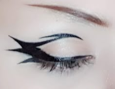 Gothic Eyeliner Ideas, Gothic Eyeliner, Alt Eyeliner, Thanksgiving Makeup Look, Goth Eyeliner, Cool Eyeliner, Thanksgiving Makeup