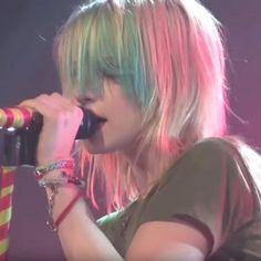 Paramore Hayley Williams, Dyed Hair Inspiration, Punk Emo, Peinados Fáciles Para Cabello Corto, Scene Kids, Hayley Williams, Colored Hair, Dye My Hair, Hair Reference