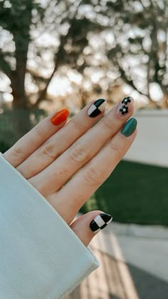 Black Checkered Nails Short, Black And Green Gel Nails, Easy Checkered Nails, How To Paint Checkered Nails, Checkerboard Nails Tutorial, How To Checkered Nails, Christmas Checkered Nails, Checkerboard Nail Art, Nail Design Beginner