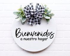 a white sign with a black and white bow on it that says, biennends a nuestro hogar