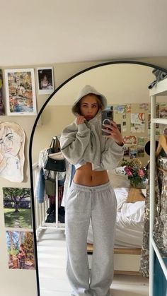 Emma Neilsen, Diy Clothes Ideas, Cheetah Print Outfits, Adrette Outfits, Sweatpants And Hoodie, Old Outfits, Holly Hunt, Emma Chamberlain, Lazy Day Outfits