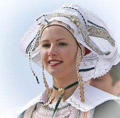 Cercle de Saint Evarzec Traditional French Clothing, French Costume, Culture Day, French Outfit, National Dress, Lace Caps, Traditional Fashion, Folk Costume