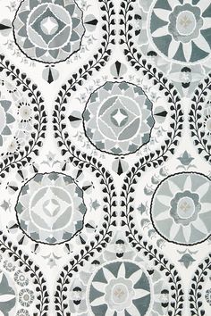 an image of a white and black wallpaper with flowers on the backgroung