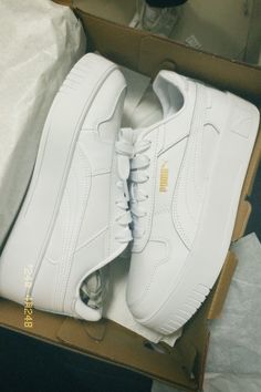 #puma #pumasneakers #пума #кеды #кроссовки White Pumas, White High Heel Sandals, White Puma Sneakers, Neat Casual Outfits, Pretty Sneakers, White Sneakers Men, Uni Outfits, White Puma, Kendall Jenner Outfits