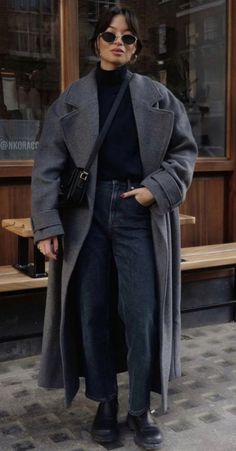 Dark Coat Outfit, Dark Winter Outfits Ideas, Street Style Winter 2023-2024, Dark Gray Outfit, Grey Coat Outfit, Vinter Mode Outfits, Mantel Outfit, Stile Casual Chic, Winter Arc