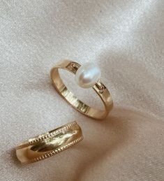 Unique Engagement Rings Traditional, Simple Unique Engagement Rings Gold, Classy Wedding Rings, Magical Rings, Jewelry Combo, Time After Time, Hammered Band