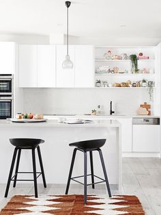 Grey Benchtop, Kitchen Grey, Modern Minimalist Kitchen, Kitchen Design Styles, Rental Kitchen, Scandinavian Style Home, Cosy Kitchen, Open Kitchen Shelves, Design Your Kitchen