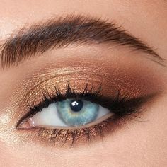 Makeup Tips For Blue Eyes, Colour Clothes, Ball Makeup, Maquillage On Fleek, Blue Eyes Pop, Eyeliner Hacks, Gold Eye Makeup, Dramatic Eye Makeup