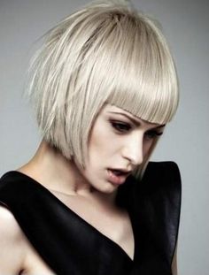 Chin length platinum bob with blunt bangs Modern Bob Haircut, Modern Bob Hairstyles, Trendy We Fryzurach, Dunner Wordend Haar, Long Face Hairstyles, Hairstyle Trends, Stylish Haircuts, Blonde Bobs