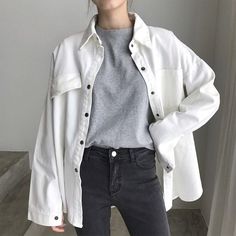 Styling White Jacket, White Jacket Styling, White Denim Jacket Outfit Aesthetic, How To Style White Denim Jacket, How To Style White Jacket, Off White Jacket Outfit