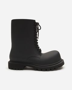 The 12-eyelet lace-up Steroid Boot with rounded toe in monochrome EVA exaggerates volumes while maintaining a light weight. Balenciaga Boots, Black Balenciaga, Eyelet Lace, Thing 1 Thing 2, Earn Money, Online Boutique, Balenciaga, Lace Up, Money