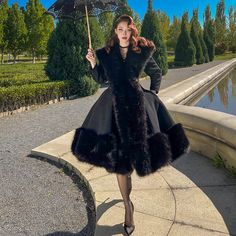 Big Coat Outfit, Big Skirt, Big Skirts, Glamour Vintage, Stylish Coat, Seductive Clothes, Dita Von Teese, Vintage Fur