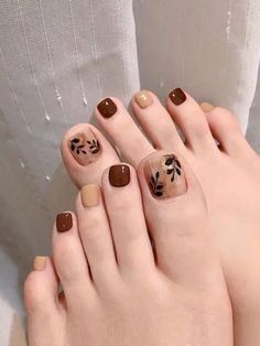 20 Gorgeous Fall Toe Nail Colors for 2024: Autumn Pedicure Ideas Autumn Pedicure Ideas, Cute Toenail Designs, Toe Nail Designs For Fall, Nail Art Cute, Fall Pedicure, Easy Toe Nail Designs, Simple Toe Nails, Nail Design Glitter