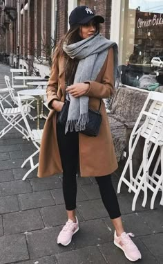 Vinter Mode Outfits, Tan Coat, Classy Winter Outfits, Chic Winter Outfits, Stylish Scarves, Ranveer Singh, Urban Street Style, Autumn Street Style, Casual Winter Outfits