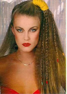 NavegaçãoComo eram os cabelos nos anos 80Penteado mulletCom o cabelo na lateralArmado e frisadoTodo mundo sabe que os anos 80 foram repletos de atitude, estilo e um jeitinho todo especial. A década de 80 foi marcada por diversas referencias do mundo da música, filmes, jeito de se vestir e principalmente em relação aos penteados da … 80s Hairstyles Men, 80's Hairstyle, Disco Hair