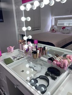 Things To Put In A Vanity, Small Rooms With Vanity, Glass Vanity Ideas, Aesthetic Room With Vanity, Dream Makeup Vanity, Aesthetic Vanity Organization, Bedroom With Vanity Ideas, Vanity Setup Ideas, Cute Vanity Setups