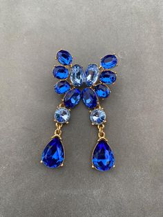 Elevate your style with these exquisite Oscar De La Renta earrings. The gold-plated design features stunning blue crystals that add a touch of luxury to any outfit. Perfect for any occasion, these dangle/drop earrings are a must-have for any fashion-forward individual. Crafted by the renowned brand, these earrings are a perfect gift for someone special. They are versatile and can be worn with any outfit. The earrings are a perfect addition to any jewelry collection and will definitely make a sta Sister Bride, Crystals Earrings, Bride Party, Blue Crystal Earrings, Earrings Luxury, Sister Wife, Christmas Gift For Her, Christmas Gifts For Her, Blue Crystals