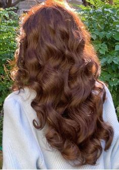 Faceless Hair Aesthetic, Long Hair Bouncy Curls, Brown Strawberry Hair, Warm Tone Hair Color Ideas, Fluffy Curled Hair, Wavy Hair Dyed, Golden Hair Aesthetic, Level 6 Hair Color, Auburn Hairstyles