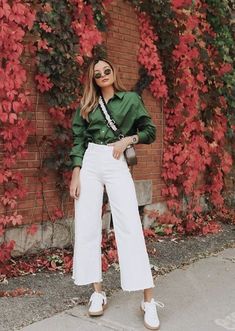 Outfit Mujer, Elegante Casual, Mode Casual, Looks Chic, Green Shirt, Looks Style, White Pants