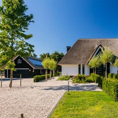 Rietgedekte villa Lichtenberg Villabouw Guest House, Garage, Villa, Dream House, Cabin, House Styles, Home Decor