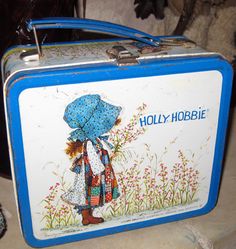 Holly Hobbie: I had one of these <3 Yellow Bed, 1970s Toys, Vintage Trunk, Holly Hobby, Company Christmas Party, Vintage Lunch Boxes, Vintage Lunch, Childhood Memories 70s, Tv Trays