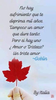 a hand holding a red leaf with the words goblin written in spanish on it