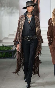 Stile Hippie Chic, Ralph Lauren Fashion Show, Outstanding Outfits, Mexico Fashion, Bohemian Cowgirl, High Fashion Runway, Ralph Lauren Fall, Cowgirl Magazine, Cowboy Baby