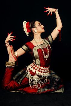 Odissi Dance (classical indian dance) Bharatanatyam Costume, Indian Classical Dancer, Bharatanatyam Poses, Dance Pose, Dance Photography Poses