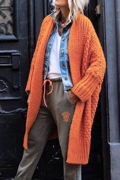 Minimalisticky Chic, Fall Fashion Coats, Orange Cardigan, Arts Gallery, Cardigan Casual, Mode Boho, Mode Casual, Looks Street Style, 가을 패션