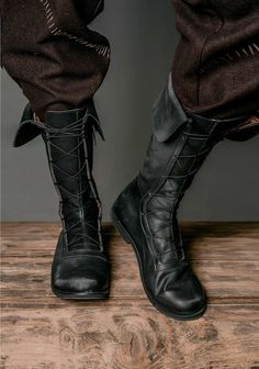 Bottes hautes en cuir de pirate pour GN/Cosplay fabriquées par SokolArmory. Le vieillissement artificiel crée l'effet de la vieillesse. Peut être fait de cuir de différentes couleurs (choisissez les options).  DÉTAILS : ► 100 % cuir naturel ; ► Semelle épaisse ; ► Convient aux hommes et aux femmes ; REMARQUE : cet article peut être personnalisé sur demande (nous contacter). COMPREND : ✓ Bottes hautes en cuir - 2pcs. ADAPTÉ POUR : Déguisement pirate mercenaire ; Personnage guerrier GN ; Déguisement cosplay ; Événements médiévaux, rénovations, GN et autres ; N'oubliez pas que le cuir naturel est un matériau souple et qu'il s'étirera donc lorsque vous recevrez votre nouvelle paire, il est normal qu'il soit très étroit. Vos pieds retrouveront leur forme après un ou deux jours d'utilisation.  L Larp Warrior, Charles Vane, Leather High Boots, Warrior Character, Pirate Boots, Viking Armor, Handmade Leather Boots, Character Cosplay, Black Sails