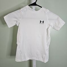 This Under Armour Boys' T-Shirt Is Perfect For Any Young Athlete. The Lightweight And Breathable Fabric Make It Suitable For All Seasons, While The Fitted Style Provides A Comfortable And Secure Fit. The Shirt Features A Classic Crew Neckline And Pullover Closure, With A White Color And Bold Logo Design That Makes It Perfect For Outdoor Sports. The T-Shirt Is Made From 90% Polyester And 10% Elastane, With Cotton Material That Provides A Comfortable Feel Against The Skin. The Shirt Is Suitable Fo White Short Sleeve Workout T-shirt, Under Armour Casual Training Tops, Casual Under Armour Training Tops, White Short Sleeve Gym Shirt, Under Armour Short Sleeve Casual Activewear, Under Armour Sportswear Tops For Sports, Under Armour Sporty T-shirt For Sports, Under Armour Moisture-wicking Tops For Training, Under Armour Casual Activewear Short Sleeve