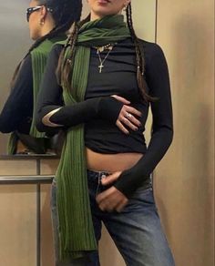 Bar Outfits 2023 Winter, December Fashion 2022, 90s Fashion Looks, Bottom Up Shirt Outfits, Winter Fits Y2k, Micro Scarf, Hippie Winter Outfits, Y2k Winter Outfits, Looks Hippie