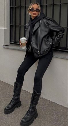 Black Leggings Black Boots Outfit, Nyc Fall Outfits Street Style 2023, Cool Black Outfits For Women, Leather Jacket Outfit 2023, Leather Jacket Outfit Casual, Elegantes Party Outfit, Winter Outfits Casual Cold, Blonde Fashion, Woman In Black