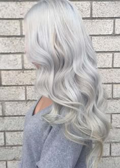 85 Silver Hair Color Ideas and Tips for Dyeing, Maintaining Your Grey Hair | Fashionisers© - Part 50 Hair Grey Color, Beige Blond, Granny Hair, Silver Blonde, Ash Blonde Hair, Platinum Hair