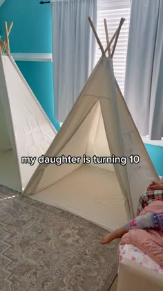 Ideas For A Sleepover Party, Cute Sleepover Room Ideas, Birthday Night Decoration, Slumber Party Ideas Decorations, Tepee Tent Party, Birthday Idea Sleepover, Cute Sleepover Party Ideas, Tent Glamping Ideas Diy Birthday Party, Ideas For Birthday Sleepover