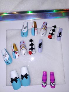 "Wonderland" full set of press on nails. Includes 14 nails in 7 sizes. These "Alice in Wonderland" inspired nails are decorated in iconic designs and hand painted. Pocket watches, 3D white and red roses, the Mad Hatter's hat and more!  Can be done in your custom sizes, shape and length! Includes nail glue, file, cuticle stick, alcohol wipe and instruction sheet. Alice In Wonderland Press On Nails, Alice In Wonderland Nail Art Design, Mad Hatter Nail Designs, Mad Hatter Nail Art, Mad Hatter Nails Acrylic, Alice In Wonderland Inspired Nails, Corpse Bride Nails Simple, Alice In Wonderland Nails Simple, Alice In Wonderland Nails Acrylic