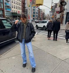 Casual New York Winter Outfit, Nyc Outfits April, St Andrews Scotland Outfits, Nyc In April Outfits, Ny Outfit Winter, New York Fits Winter, Skandi Style Fashion, Spring Jackets 2023, New York Outfits April