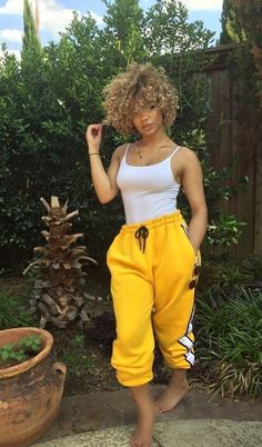 Curly Afro Outfits, Afro Outfits, Short Curly Afro, Luxurious Hair, Tattoos Women, Curly Afro, Flawless Beauty, Curly Girl, Baddie Outfits