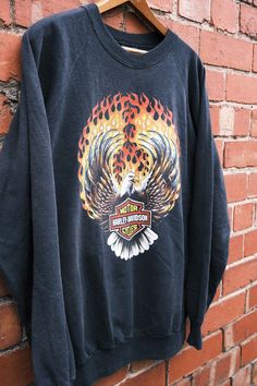 VINTAGE HARLEY DAVIDSON SWEATSHIRT "FLAMES EAGLE" Size/L(Raglan) CENTER(Neck to sleeve)/83.5cm Body width/58.5cm Length/60cm Circa/1990 Condition: Worn, but has great fade *HOLOUBEK *MADE IN USA Harley Davidson Sweatshirt, Western Clothes, Rocker Chic, Clothing Ideas, Fit Inspo, Dream Clothes