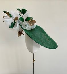 Statement Headpiece, Royal Ascot Ladies Day, Ascot Ladies Day, Green Fascinator, Emerald Green And Gold, Hat Cream, Wedding Royal, Large Brim Hat, Hat With Bow