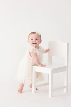 One Year Old Picture Ideas Studio, First Birthday Photo Shoot Ideas Studio, First Birthday Studio Photos, First Birthday Photo Shoot Ideas, One Year Photoshoot, One Year Old Photoshoot, First Birthday Portraits, Vintage Baby Pictures, One Year Pictures