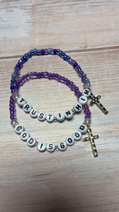 Trust In Him/ God is Good bracelets with cross charm Cross Bracelet Diy, Christian Friendship Bracelets, Christian Bracelets Diy, Elle Core, Blessing Bracelets, God Bracelet, Rosary Making, Jewelry Booth, Bible Verse Bracelet