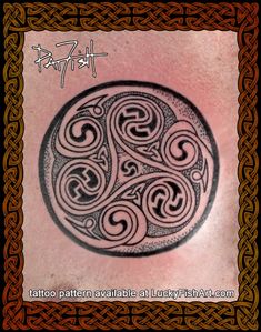 a celtic tattoo design on the back of a man's shoulder