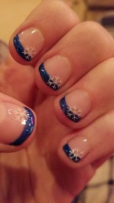 Painted Nails Ideas Polish Winter, Pretty Short Nails Gel Winter, Nails For December Holidays, Dipped Nail Ideas For Christmas, January Nails Ideas Simple Sparkle, Acrylic Dip Powder Nail Ideas, Short Christmas Nail Designs Easy, Winter Fingernail Designs, Christmas Nails Ideas Simple