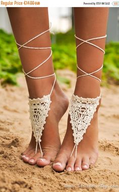 BLACK FRIDAY SALE Barefoot sandal-Ivory crochet by BarmineClub White Barefoot Sandals, Foot Jewelry Wedding, Colin Cowie Wedding, Crochet Barefoot Sandals, شال كروشيه, Barefoot Sandal, Boho Styl, Estilo Hippy, Mode Hippie