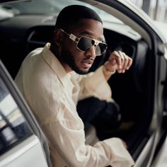 A nova coleção cápsula de #Versace & #DwyaneWade | #envyotica Men's Outfits By Pattern, Honeymoon Pictures, Versace Eyewear, Versace Eyeglasses, Men's Formal Style, Dwyane Wade, Fendi Sunglasses, Manhattan Nyc, Sunglasses Collection