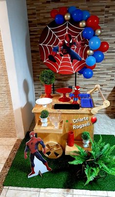 Decoração pequena e charmosa para sua festa em casa. Avengers Birthday Party Food, Batman Themed Birthday Party, Spiderman Decorations, Spiderman Birthday Cake, Avenger Birthday Party