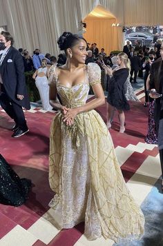 Best Met Gala Looks, Met Gala Outfits, Met Gala Dresses, Gala Outfit, Runway Fashion Couture, Gala Dresses, On The Red Carpet, Bella Hadid, The Red Carpet