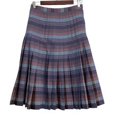 This vintage Highland Queen skirt is in great condition! A classic pleated skirt with a kilt flair in a midi length. This beauty offers two looks in one, it's reversible! One side is a darker hue with purple, caramel brown and gray blue Other side is a light mauve purple and dusty pink with indigo blue 100% wool Made in Canada Vintage size 14 can suit a modern small medium  See pics for measurements. Light Mauve, Mauve Purple, Caramel Brown, Medium Purple, Skirt Women, Blue Wool, Wool Plaid, Kilt, Indigo Blue