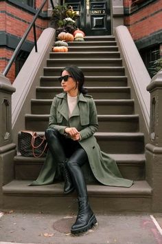 Boston Street Style, Green Coat Outfit, Fall Outfit Ideas For Women, Petite Work Outfits, Boston Street, Chic Travel Outfit, Outfits Leggins